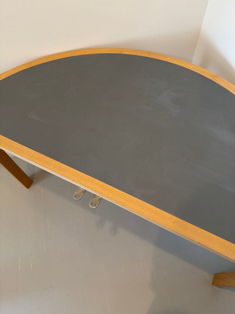 Magnus Olesen Half round table テーブル