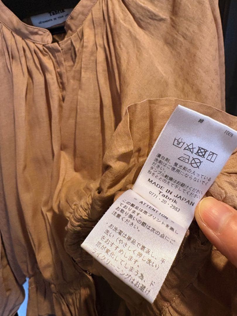 Tabrik タブリク　箔プリントギャザーブラウス