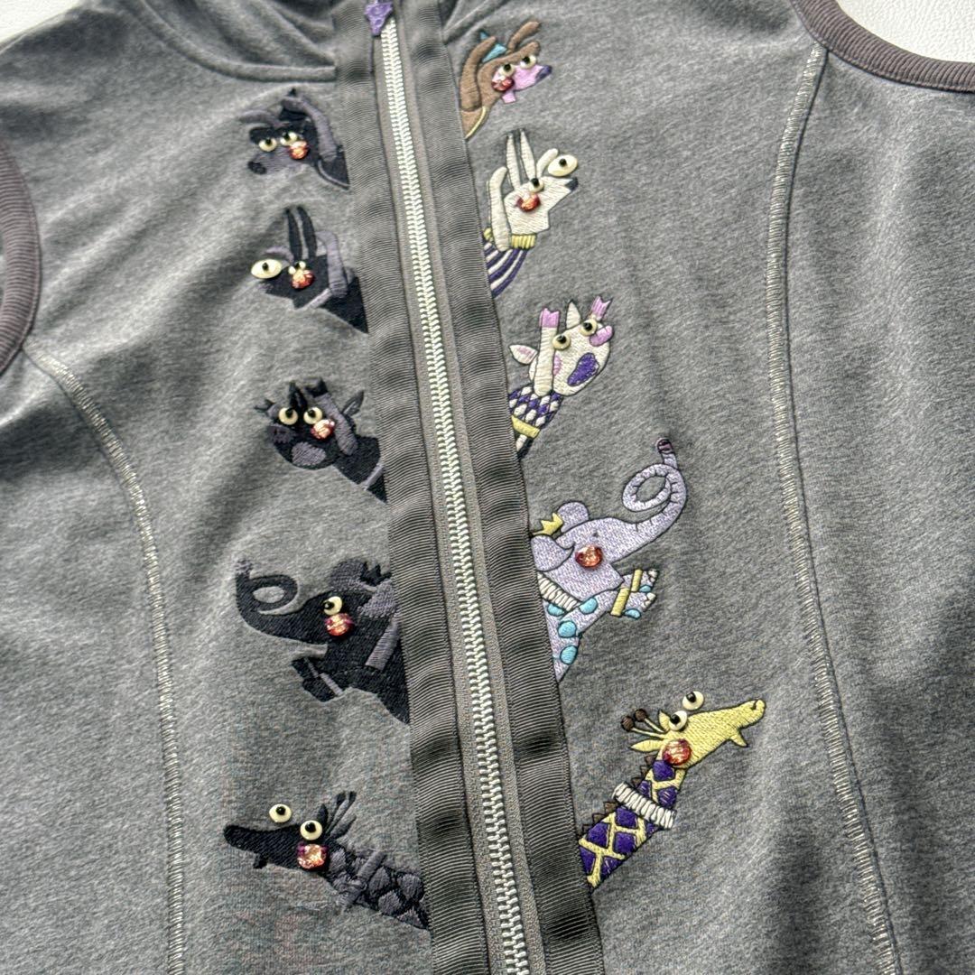 アルベロベロ　動物刺繍 グレー フルジップ ノースリーブベスト　ブタ　ロゴ