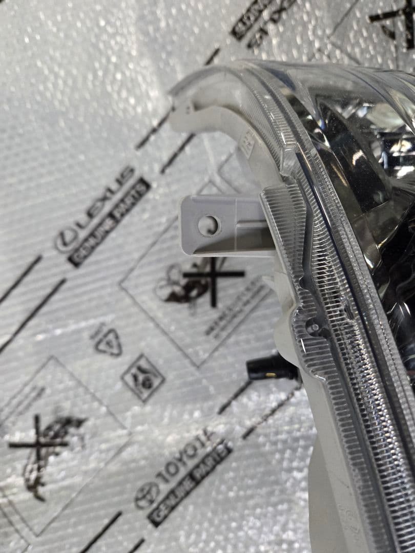 トヨタ　ハイエース　レンズ割れ有りGDH201 左LEDヘッドライト
