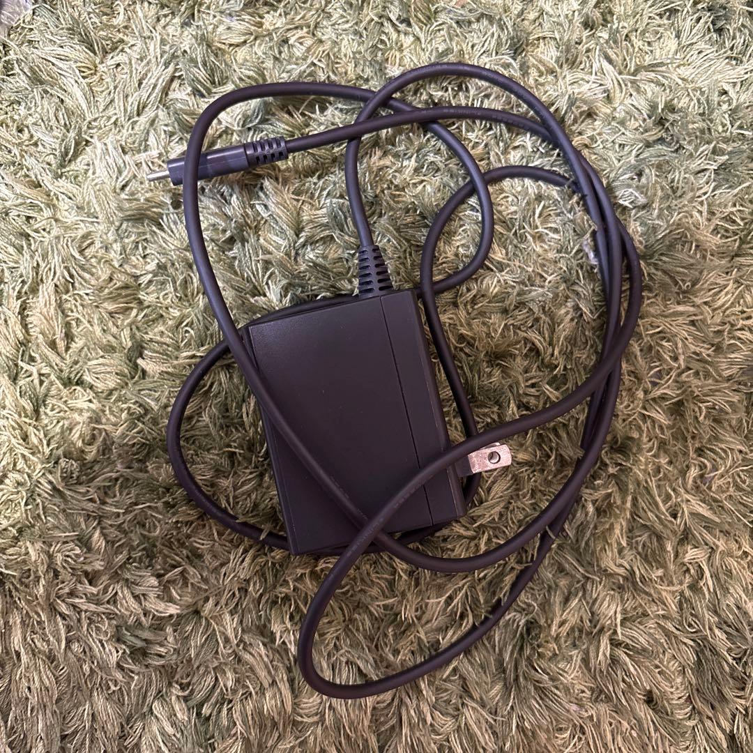 グレーのNintendo Switch本体　（コントローラー一つ水色代用）