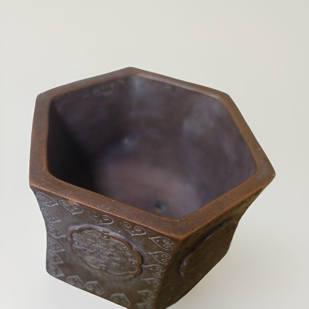 ヒ*デ様 中国美術 六角形の装飾陶器植木鉢 落款あり 4つの足付き 龍のモチーフ