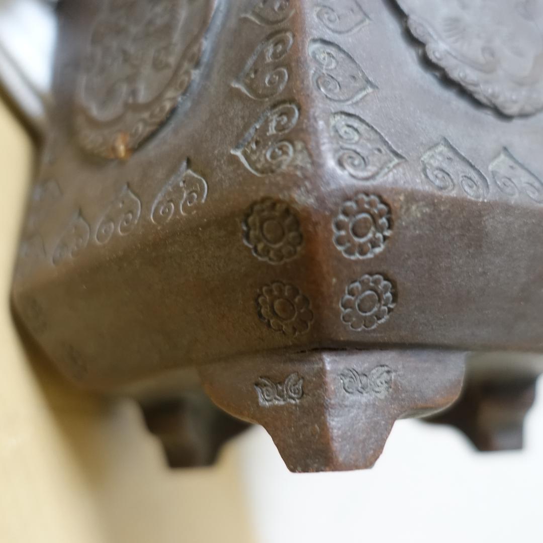 ヒ*デ様 中国美術 六角形の装飾陶器植木鉢 落款あり 4つの足付き 龍のモチーフ