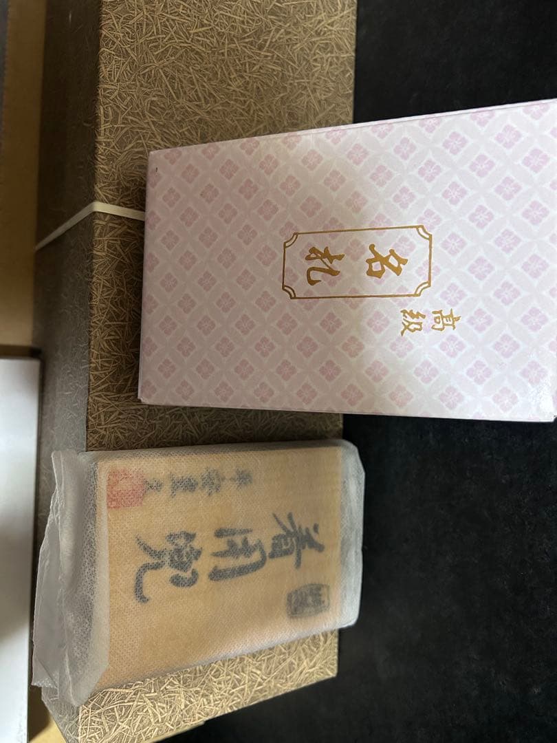 五月人形 伝統的な金色葉装飾兜