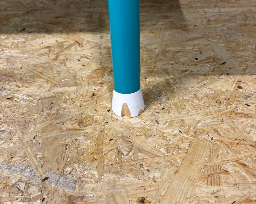 ターコイズ色 スチール製デスク