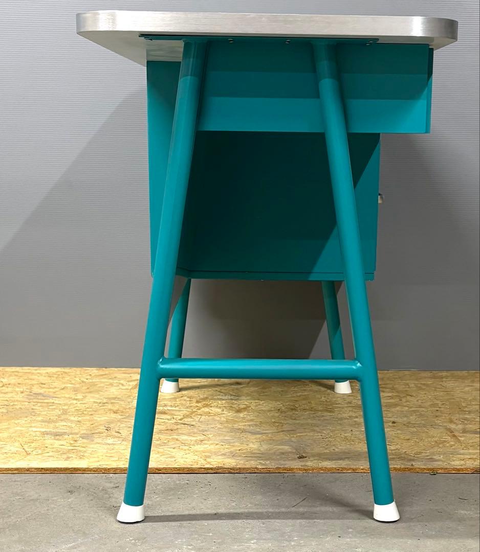 ターコイズ色 スチール製デスク