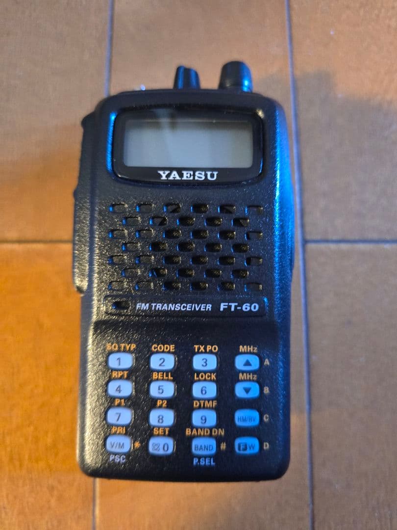 YAESU FT-60 FMトランシーバー