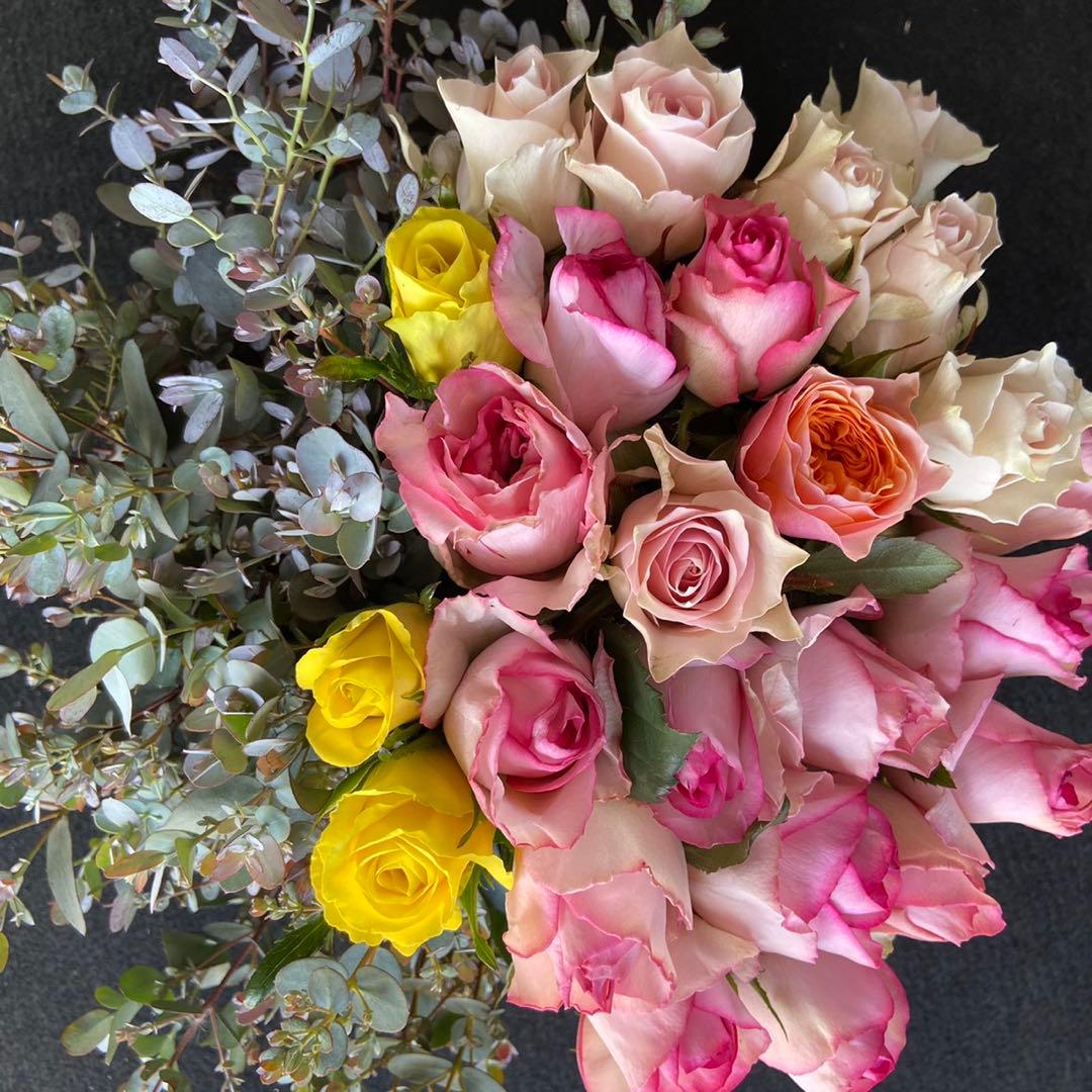 鮮度抜群❗️バラ 《切り花 ・生花 》ユーカリおまかせMIX 30㎝　40本　花束
