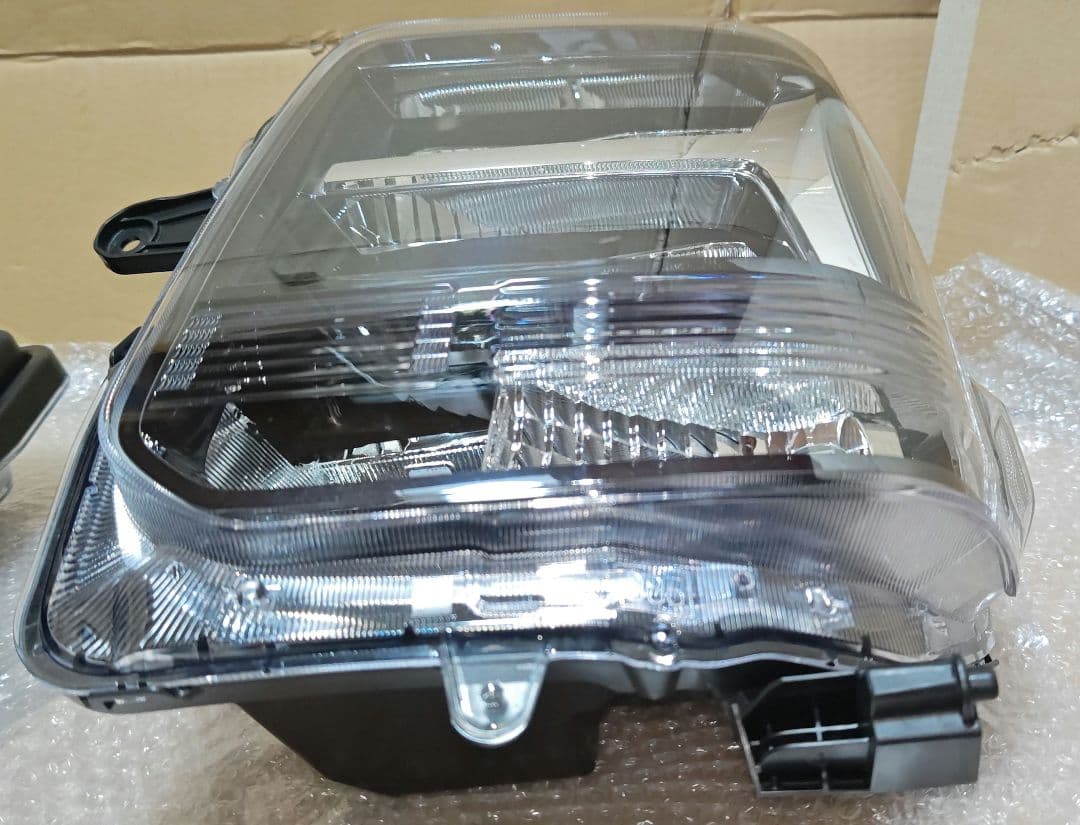 新車外し品　エブリィ DA17w LEDヘッドライト 左右 ブラック仕様