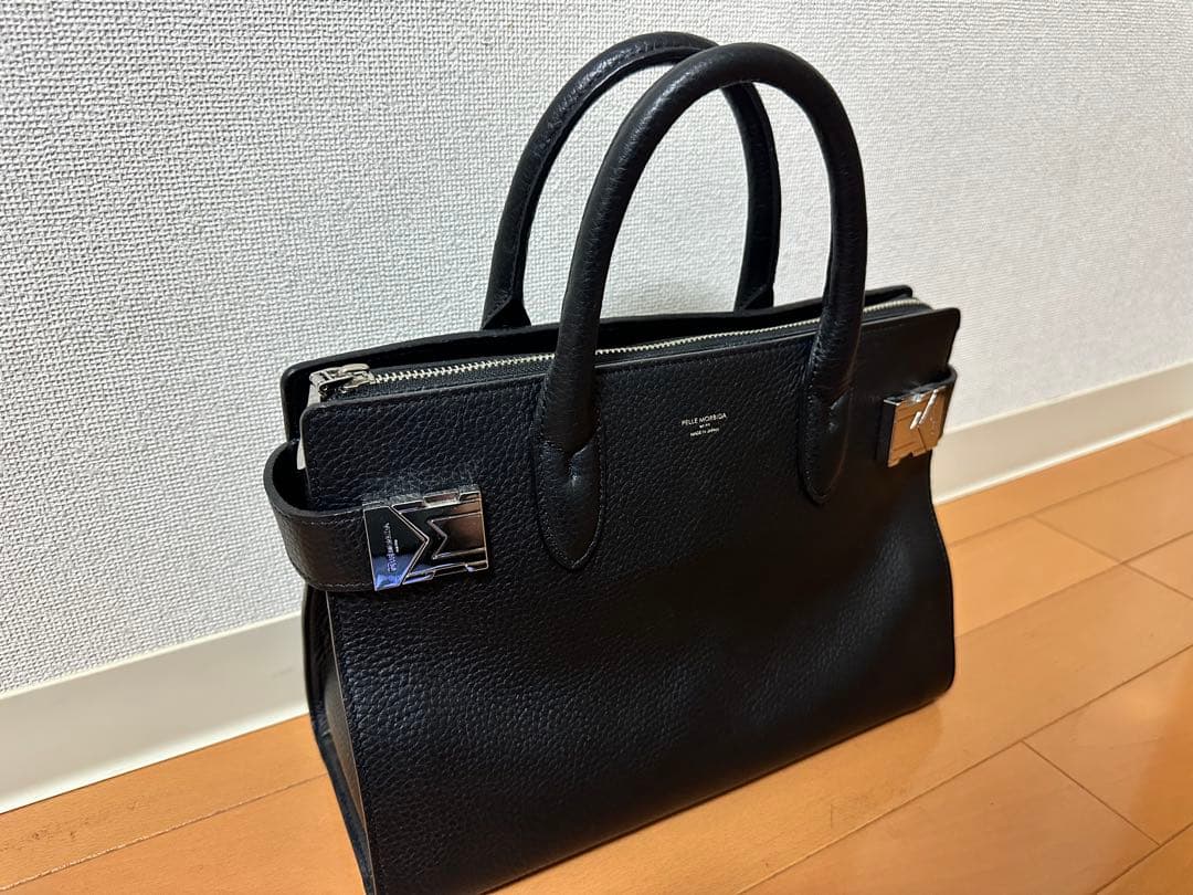 黒 レザートートバッグ メタルパーツ付き