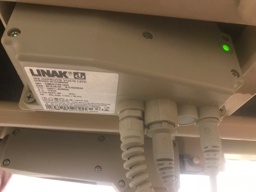 電動昇降式の施術用ベッド