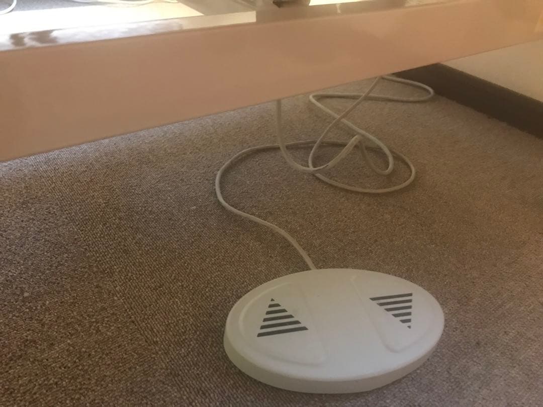 電動昇降式の施術用ベッド