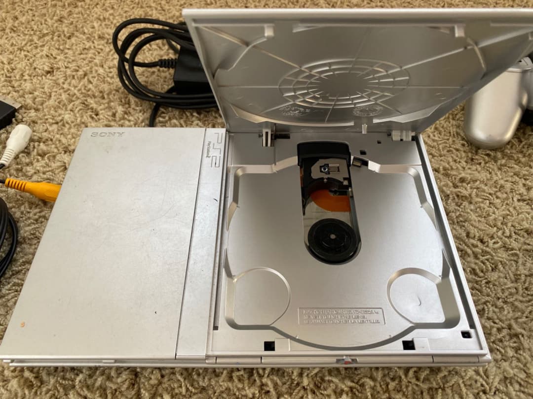 PS2 本体　コントローラ2個　充電ケーブル等