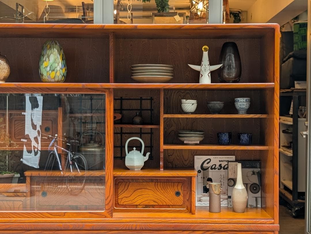 現行品☆茶箪笥／水屋／飾り棚／キャビネット／ケヤキ材／和家具／和モダン／古民家