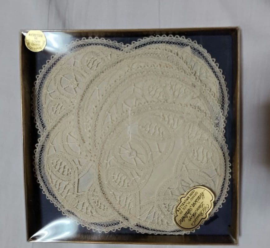 ドイツで購入の花柄刺繍テーブルクロス、ベルギーのレースのコースターなどまとめ売り