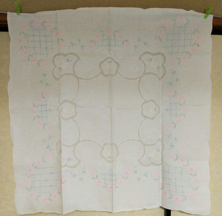 ドイツで購入の花柄刺繍テーブルクロス、ベルギーのレースのコースターなどまとめ売り