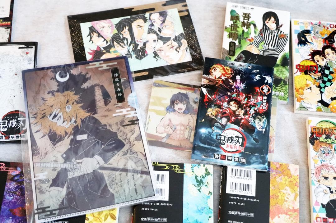 鬼滅の刃 全23巻セット、他劇場版特典や冊子、缶バッジ、短編集等関連本