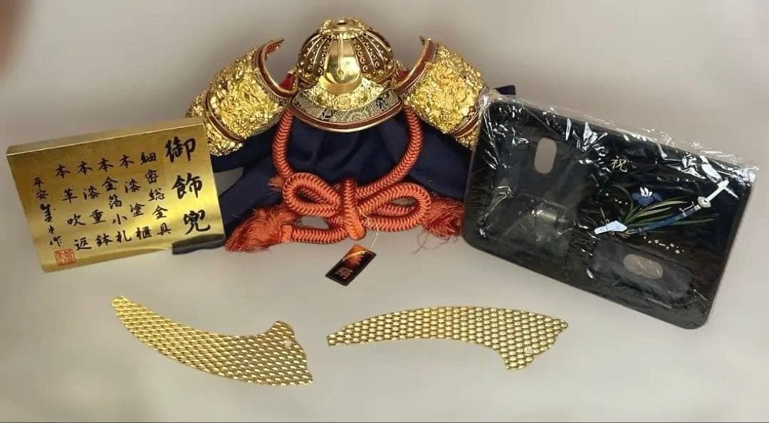 五月人形 兜 兜飾り　こどもの日　端午の節句　金装飾　オルゴール　金の盾付き