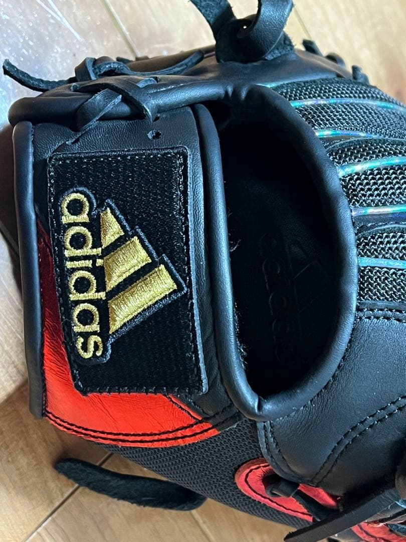 adidas 軟式グローブ 黒/赤