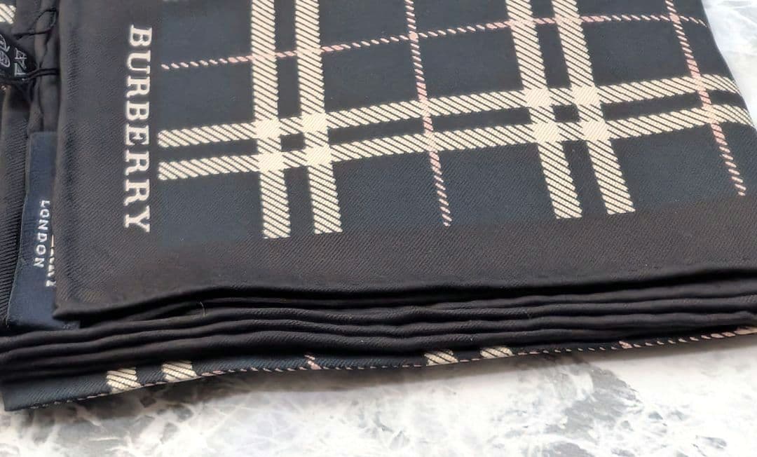 新品未使用BURBERRY バーバリーシルクスカーフ57×57ブラック正規品