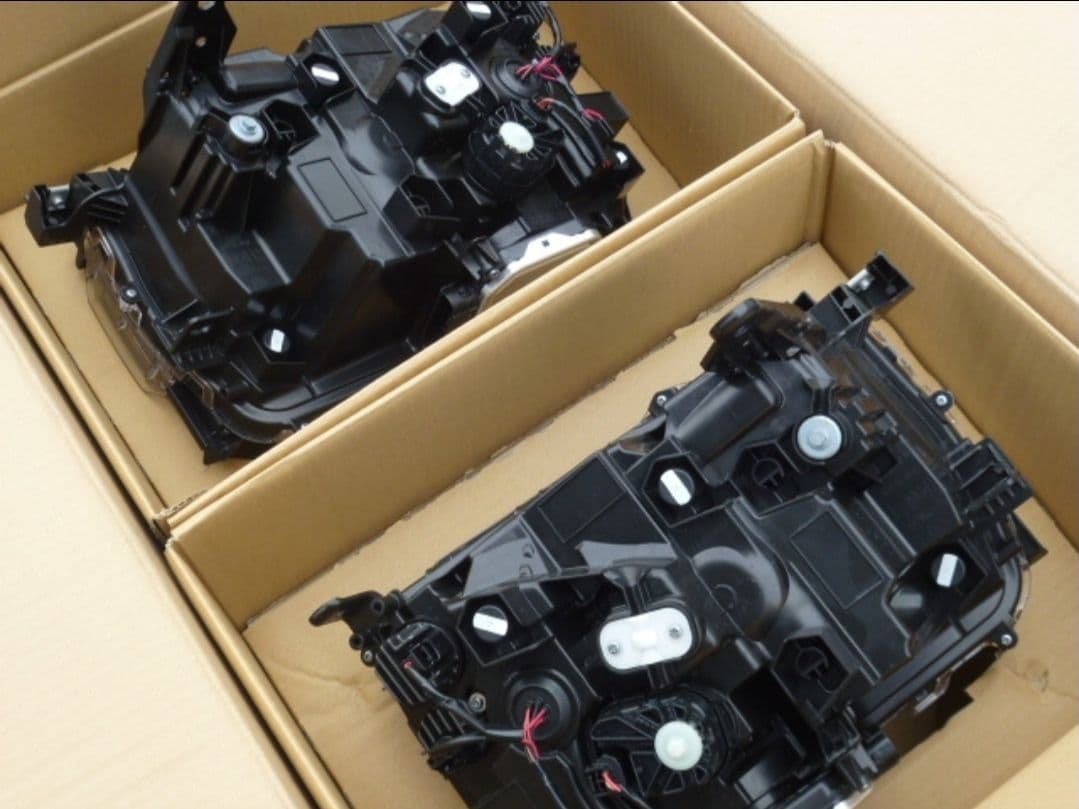 新車外し ランドクルーザー250 VX ヘッドライト左右セット 角目