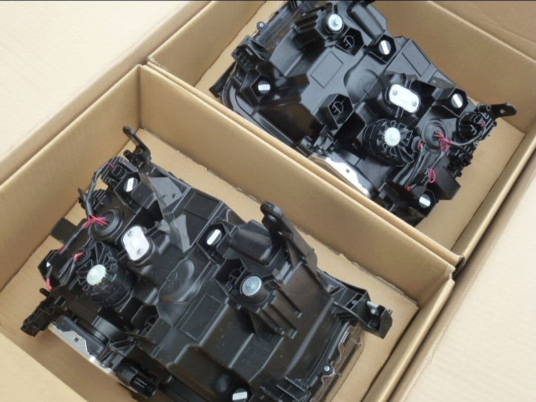 新車外し ランドクルーザー250 VX ヘッドライト左右セット 角目