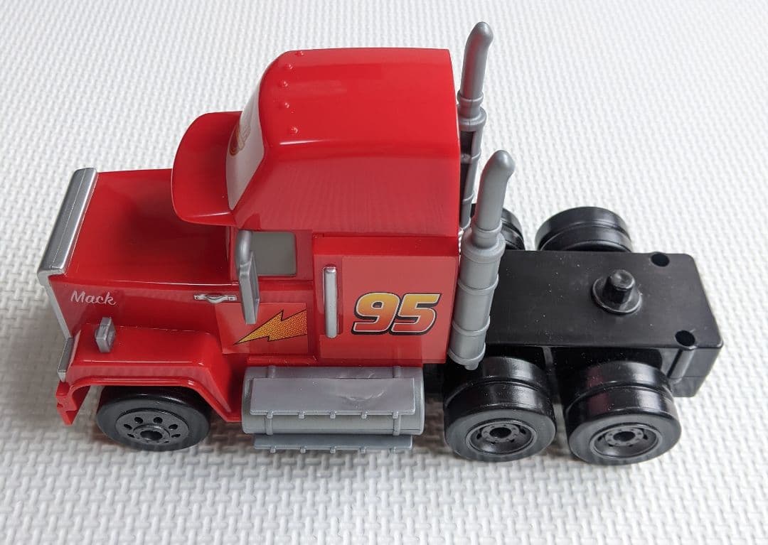 カーズ　トミカ　たくさんのせよう！大きなマック　ミニカー3台付き