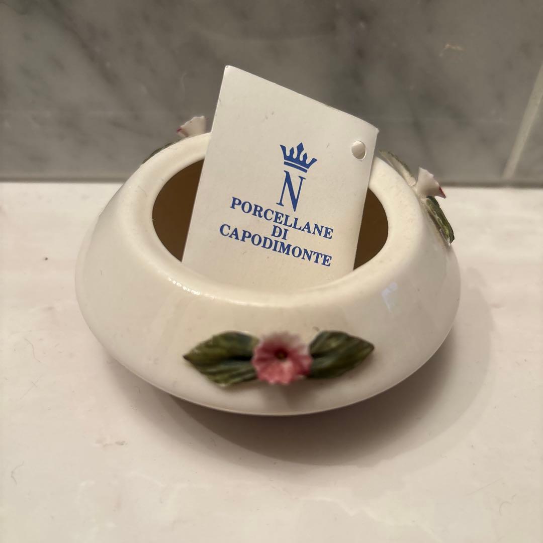 イタリアナポリ王室御用達カポディモンテ バラ細工がエレガントな花器 花瓶 花器