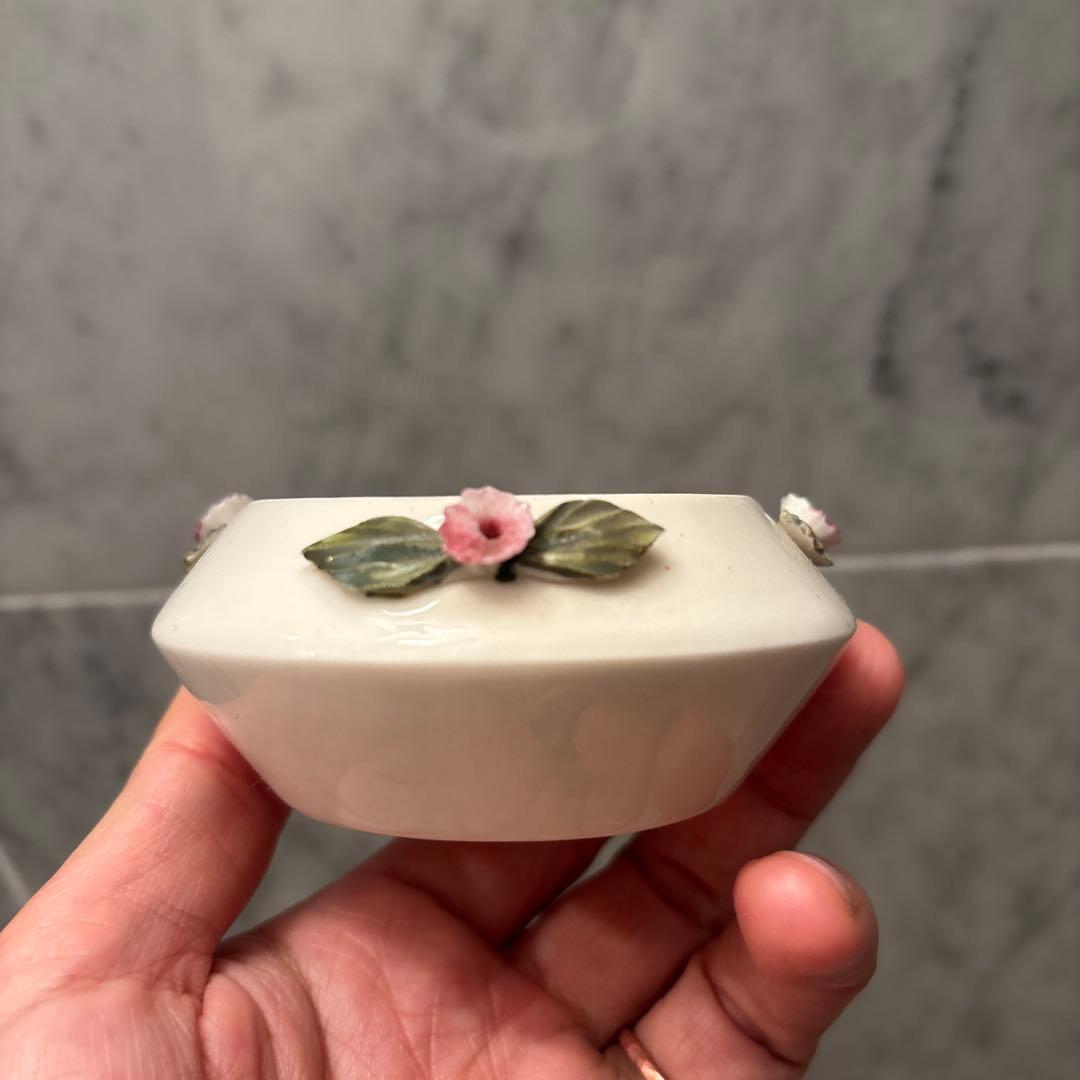 イタリアナポリ王室御用達カポディモンテ バラ細工がエレガントな花器 花瓶 花器