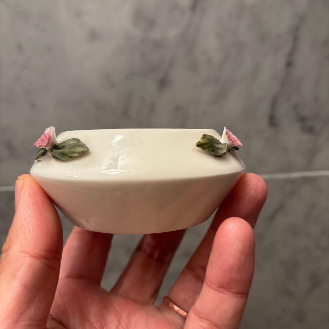 イタリアナポリ王室御用達カポディモンテ バラ細工がエレガントな花器 花瓶 花器