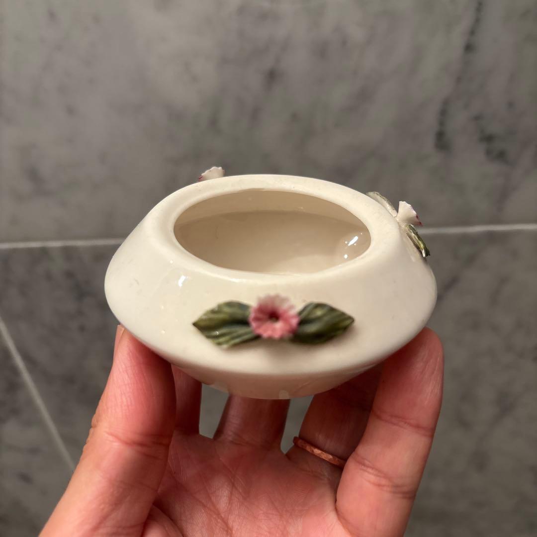 イタリアナポリ王室御用達カポディモンテ バラ細工がエレガントな花器 花瓶 花器