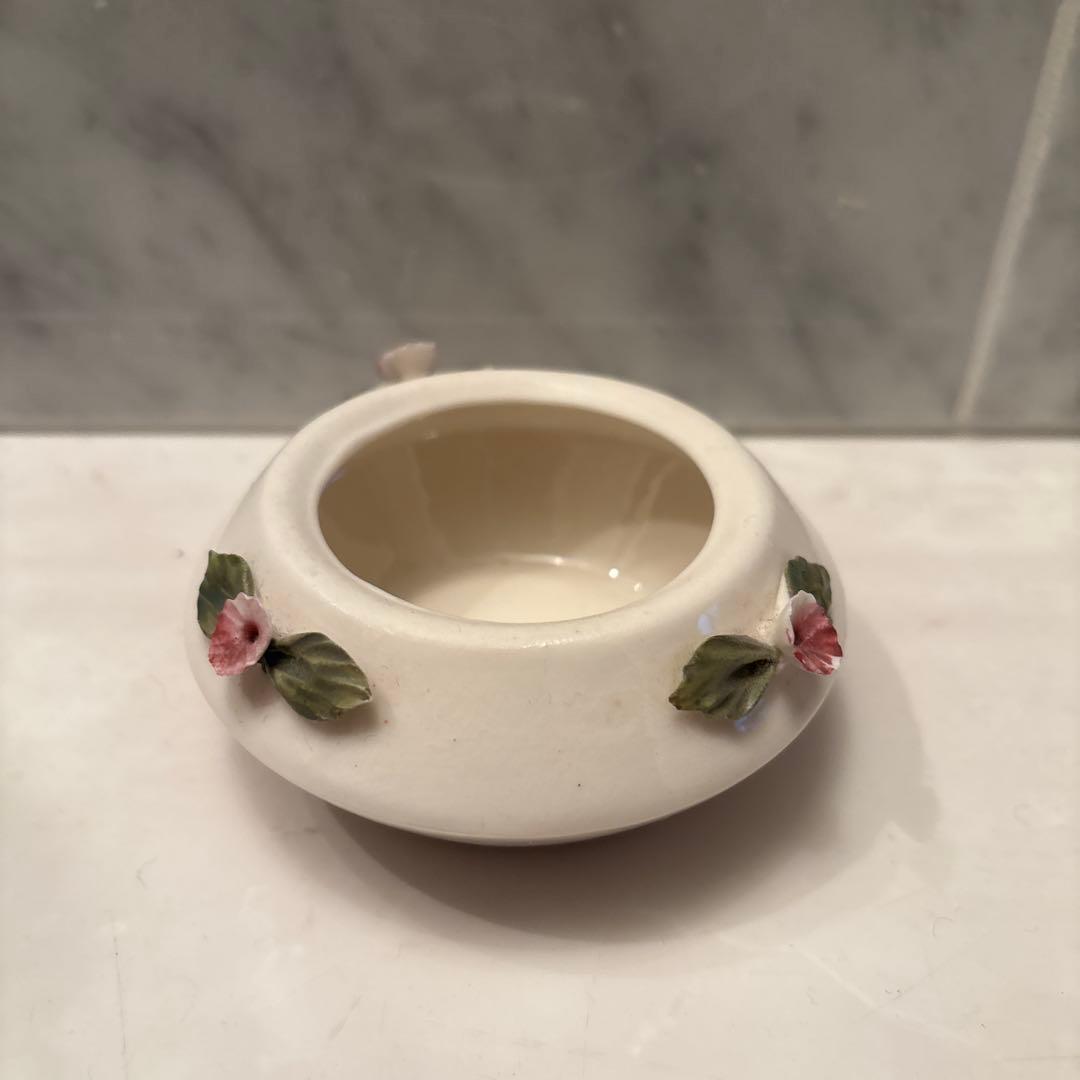 イタリアナポリ王室御用達カポディモンテ バラ細工がエレガントな花器 花瓶 花器