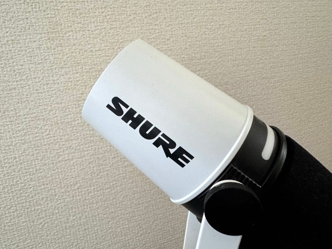 美品　SHURE MV7+　ホワイト　ダイナミックマイク　卓上スタンド付き