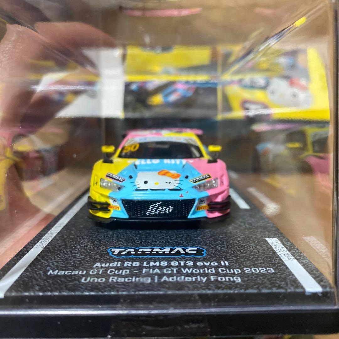 Tarmac Works ハローキティ 50周年記念 ミニカー 1/43