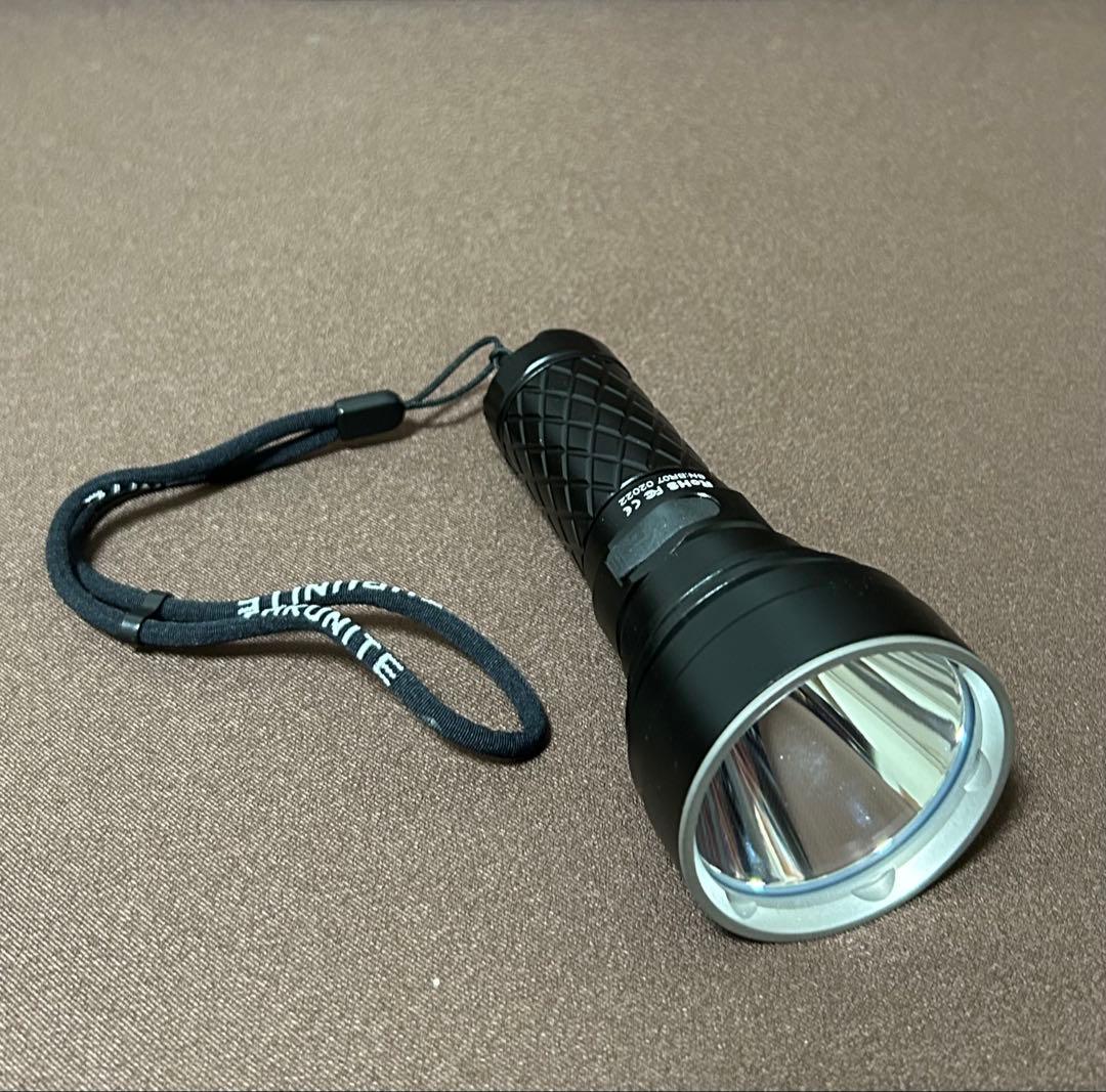 THRUNITE懐中電灯・ハンディライトV6 SST70