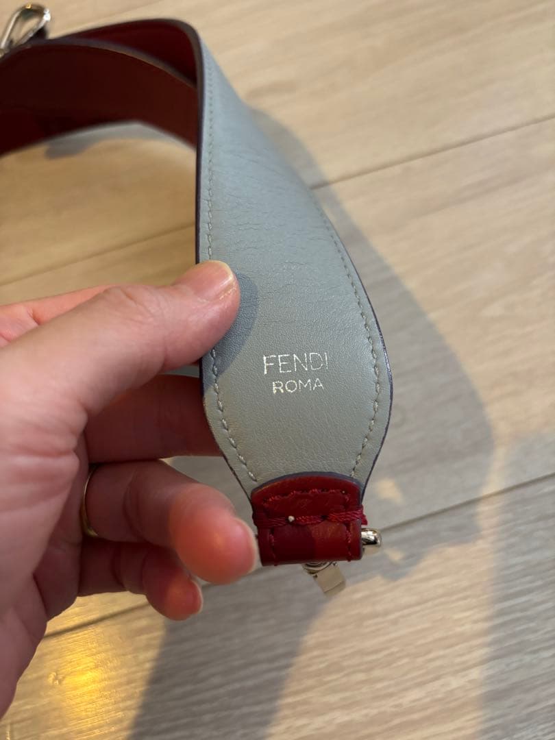 FENDI レザー ストラップ グレー/レッド