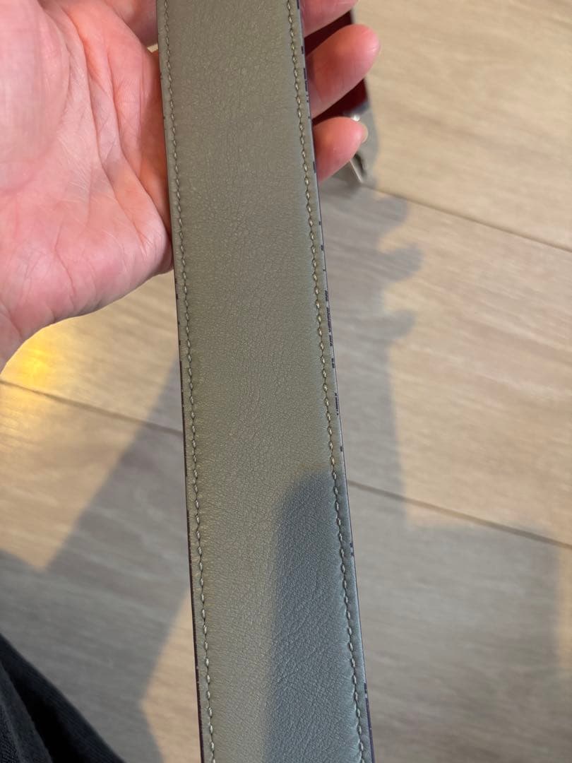 FENDI レザー ストラップ グレー/レッド