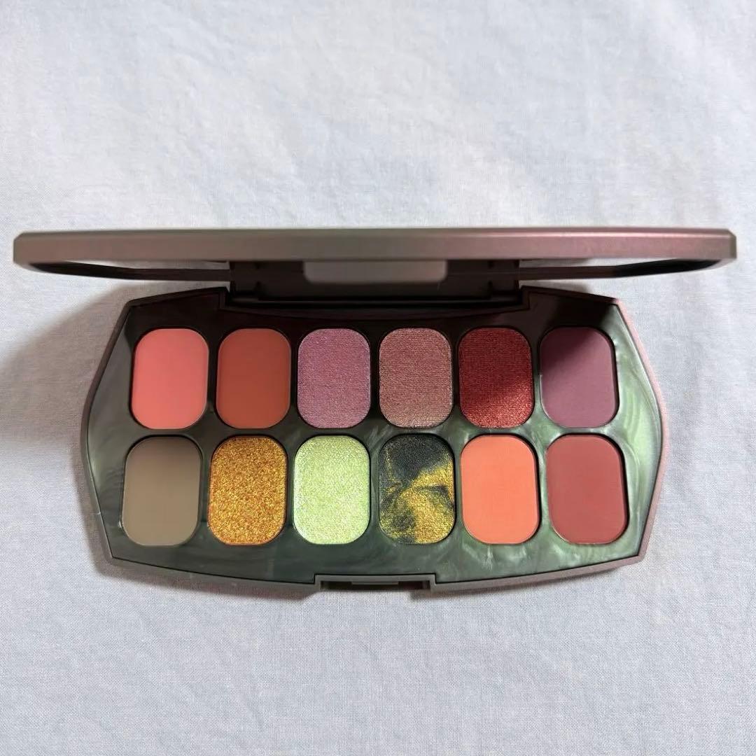 r.e.m.beauty Wicked ウィキッド アリアナ グランデ パレット
