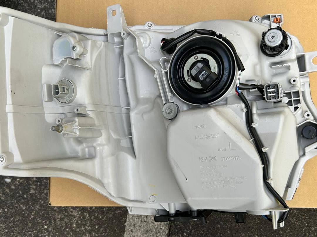 ハイエース　純正LEDヘッドライト　HIACE