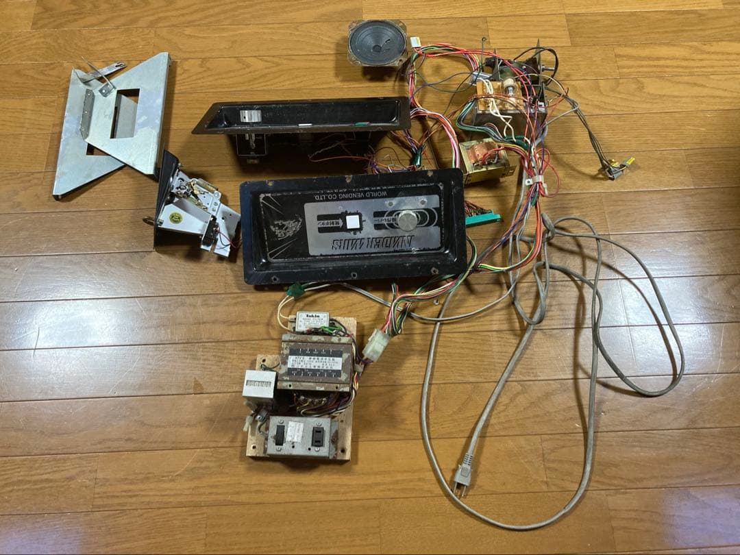 昭和レトロ　アーケードゲームコントロールパネル他 動作品からの取り外し