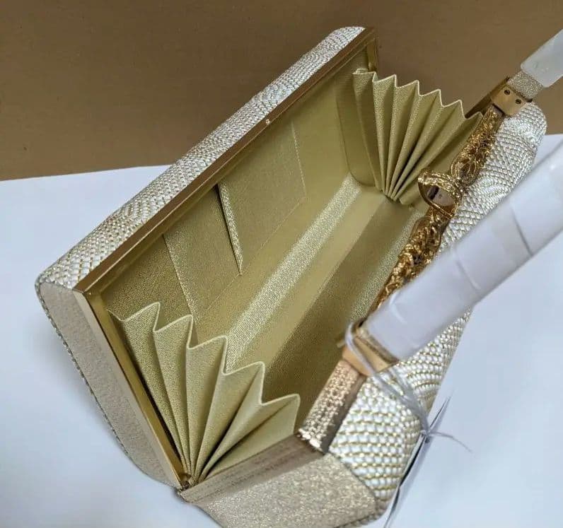 和洋兼用バック　白✖ゴールド　金具付き　大きく開けられます　衿秀