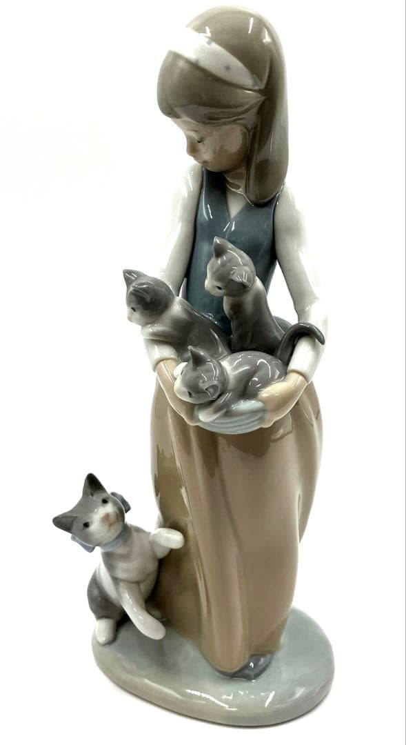リヤドロ　陶器人形　スペインエプロンに子猫いっぱい　絶版品　完品