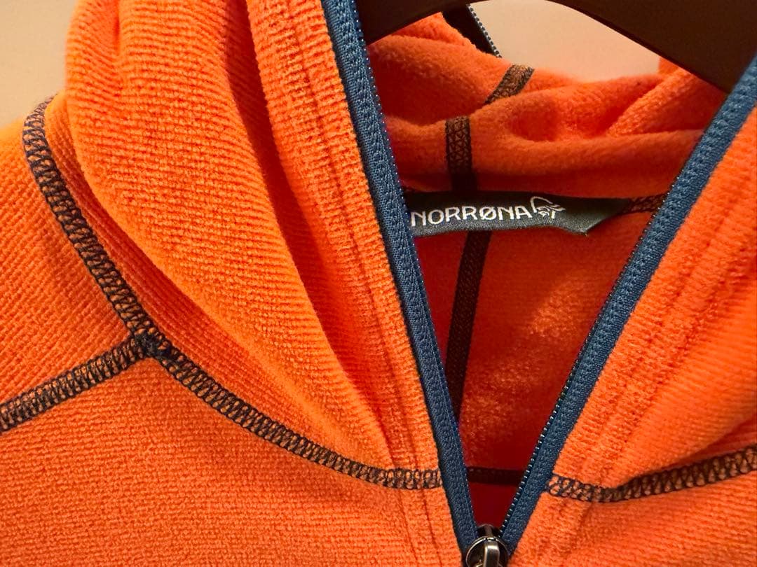 NORRONA 珍しいフード付きオレンジパーカー❣️
