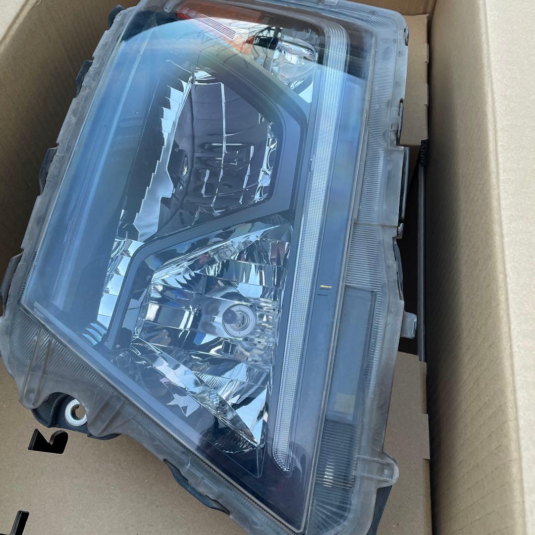 日野中型車左Frヘッドライト