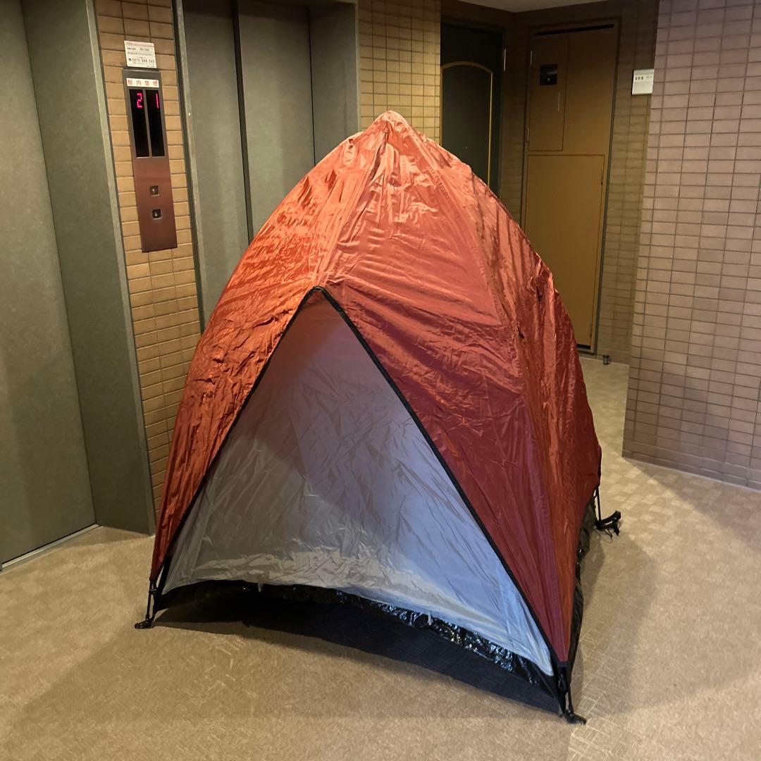 赤いポリエステル製テント型レインウェア