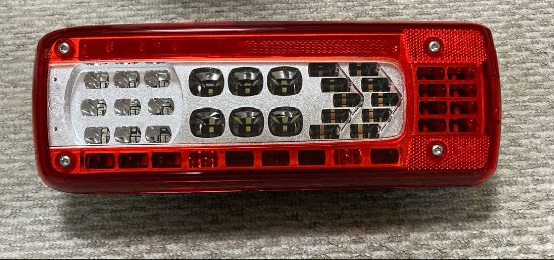 ＬＥＤテールランプ ＵＤクオン　新車取外し