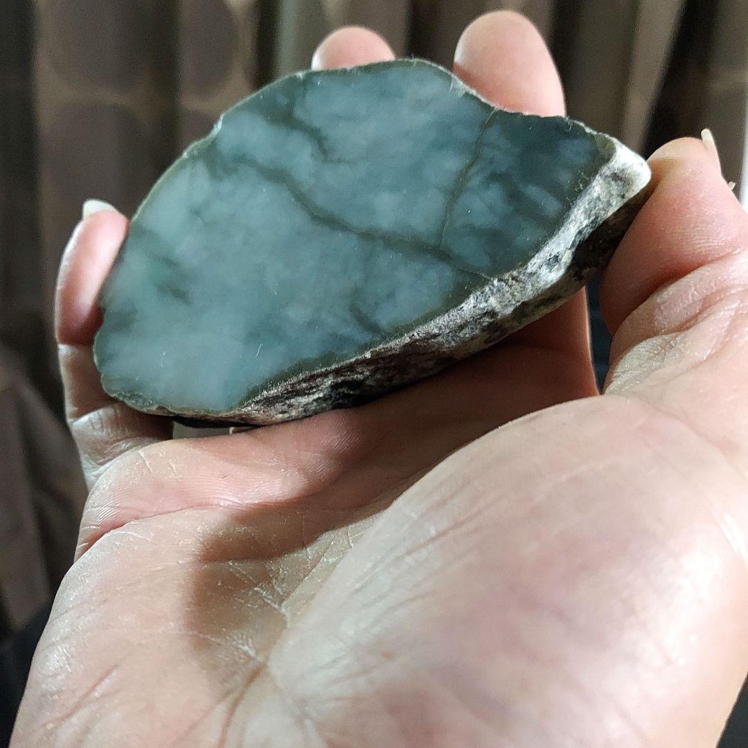 多彩なグリーンの模様が綺麗✨ JADEITE 本翡翠 原石1面磨き 512