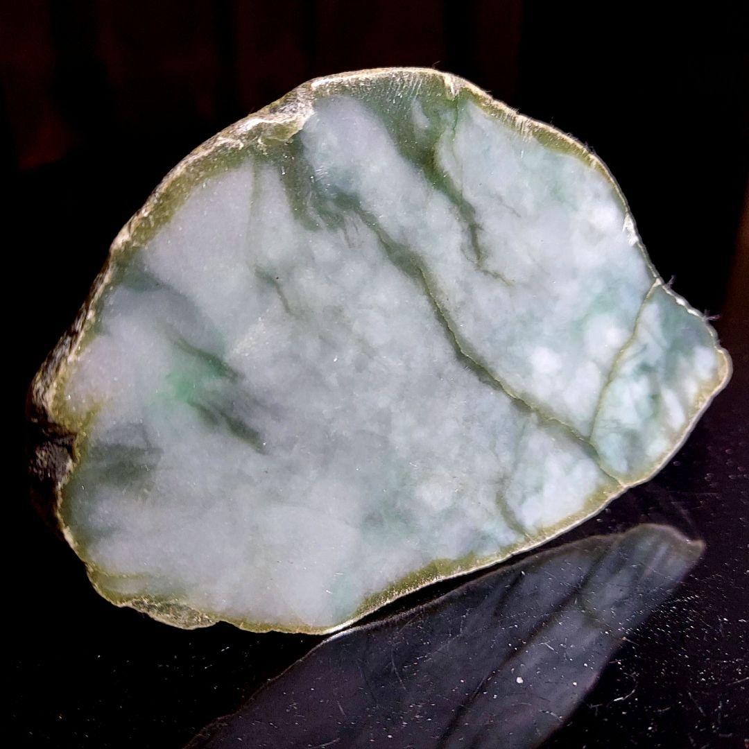 多彩なグリーンの模様が綺麗✨ JADEITE 本翡翠 原石1面磨き 512