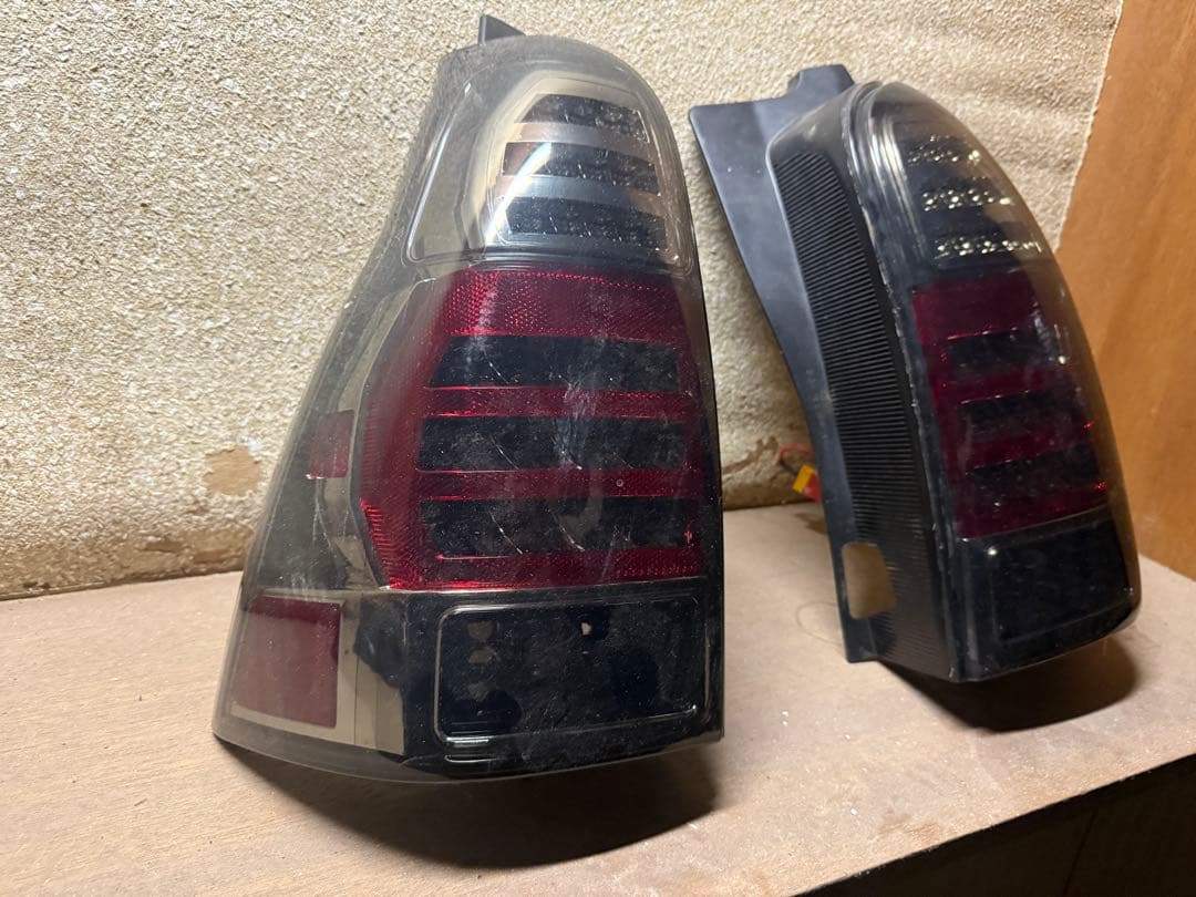 ハイラックスサーフ　210 / 215 系　LEDスモークテール　中古品