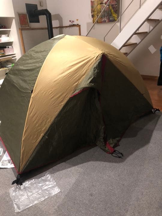 初心者でも簡単に組み立てられます。フライシートに小さな穴が空いてます。